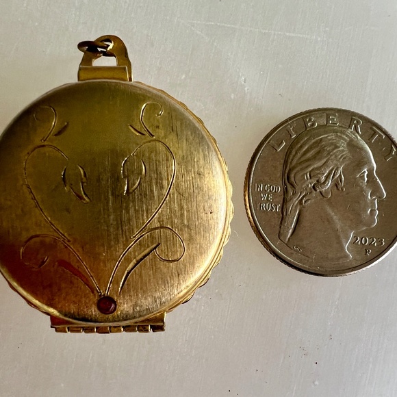 Vintage Gold-Tone Double Photo Locket Patent Pending Etched Floral Heart Motif - Picture 8 of 8